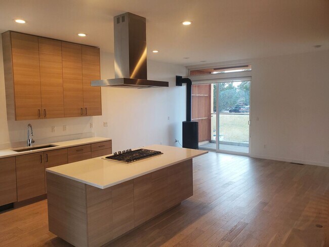 Photo - 3 Bedroom 3.5 Bath River Views - Walk to Old Mill