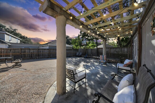 Photo - 15715 Creekhaven Dr