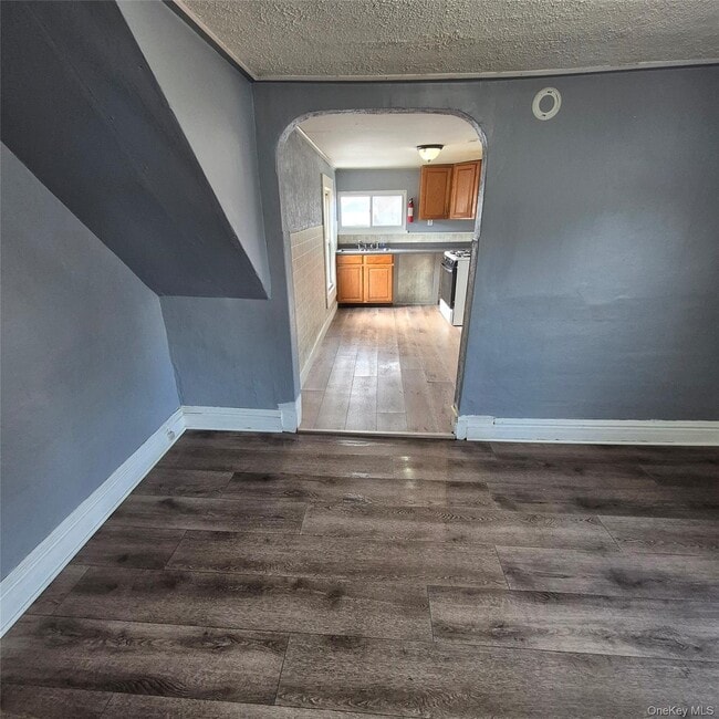 Building Photo - 235 Downs St Unit 2