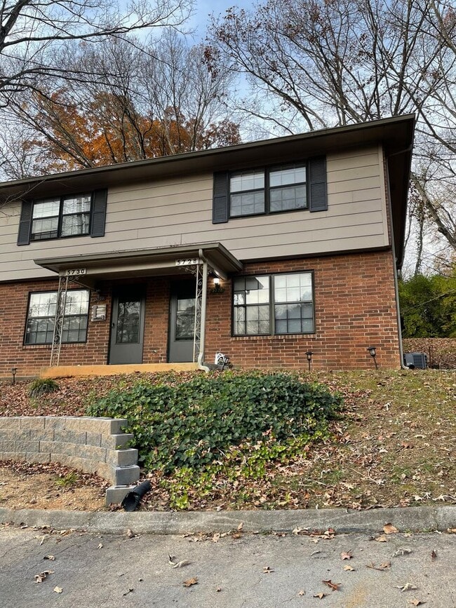 Building Photo - *Knoxville 37912 - 2 bedroom, 2.5 bath tow...