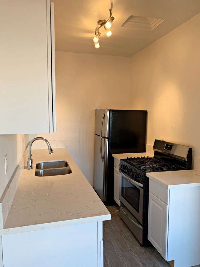 Building Photo - 1623 N Mariposa Rental