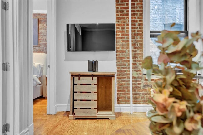 336-338-338 E 18th St Unit SI ID1250778P