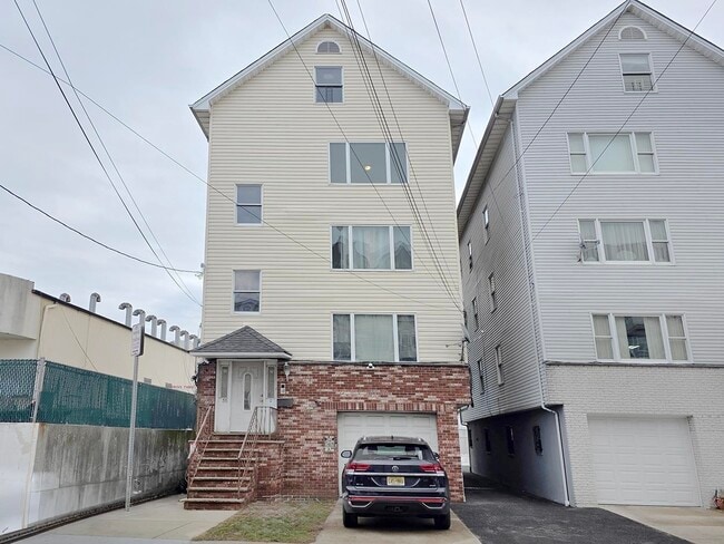 Building Photo - 55 Ferguson St Unit 2