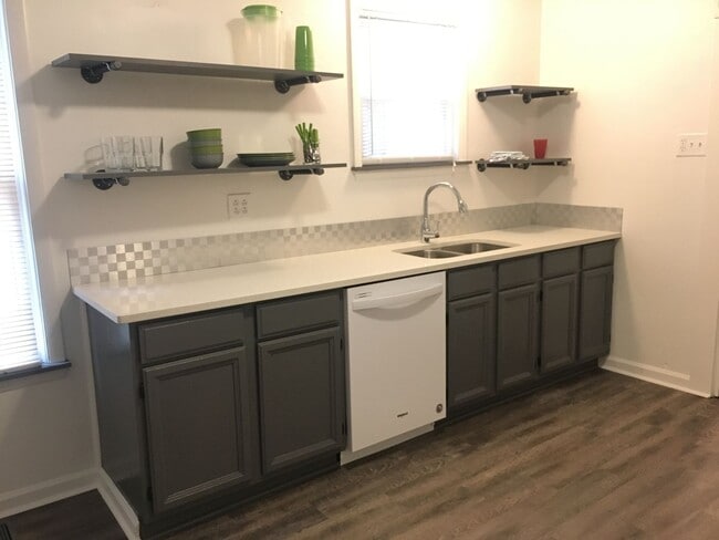 Building Photo - SPACIOUS 4 BEDROOM IN THE HEART OF OAKLAND - AVAILABLE FOR AUGUST