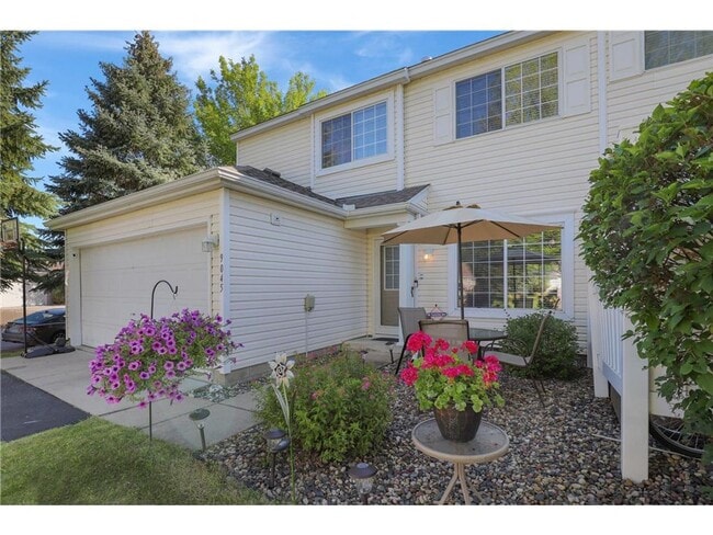 Building Photo - End unit townhome in Eden Prairie *2Bed*1.5Bath Available May 1!