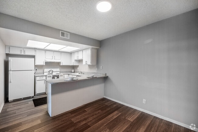 1BR, 1BA - 658SF - Dining/Kitchen Room