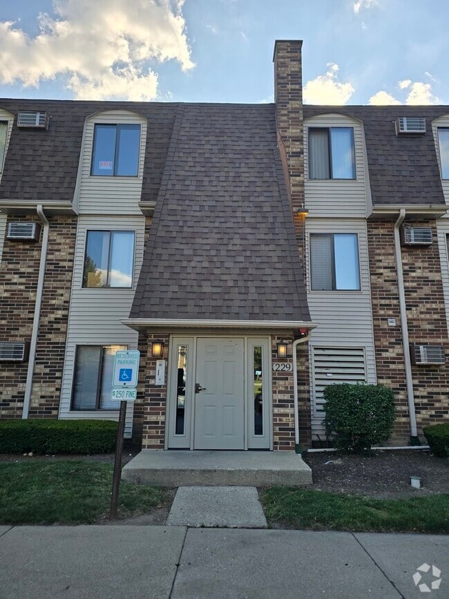 Building Photo - 229 W Ct of Shorewood Unit 3A Rental