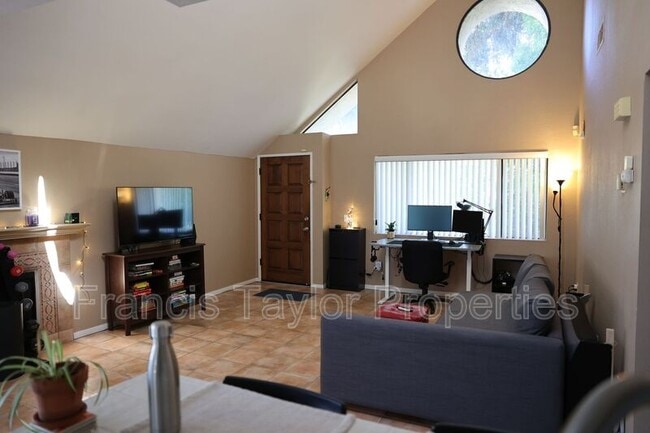 Photo - 325 N Melrose Dr Unit D