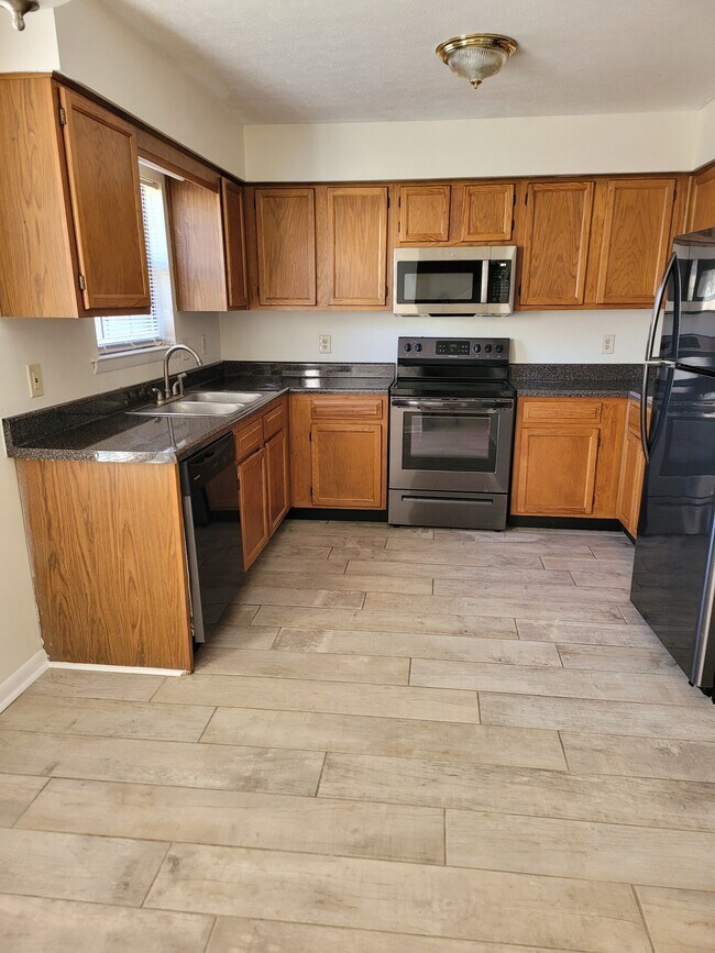 Photo - 255 Mayflower Ln N