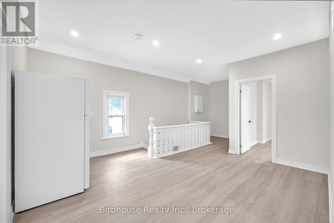 Photo - 108 Lindsay St S