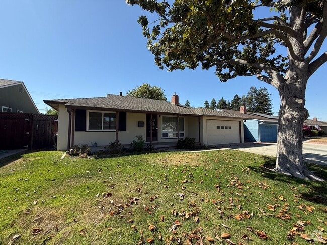 Building Photo - Stunning 3 Bed 2 Bath Home | Spacious Back...
