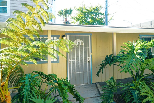 Front access to the ADU unit. 1 bed/1 bath - 941 Willow St House