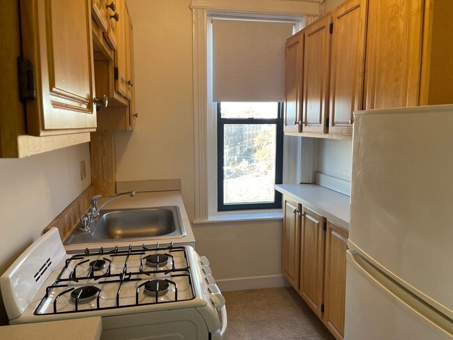 Photo - PACKARDS CORNER 4th Floor Sunny Studio, Ut...