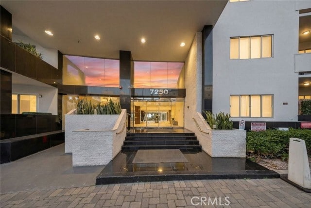 Building Photo - 7250 Franklin Ave Unit 409