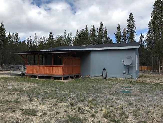 Building Photo - Quiet Home Out of Town