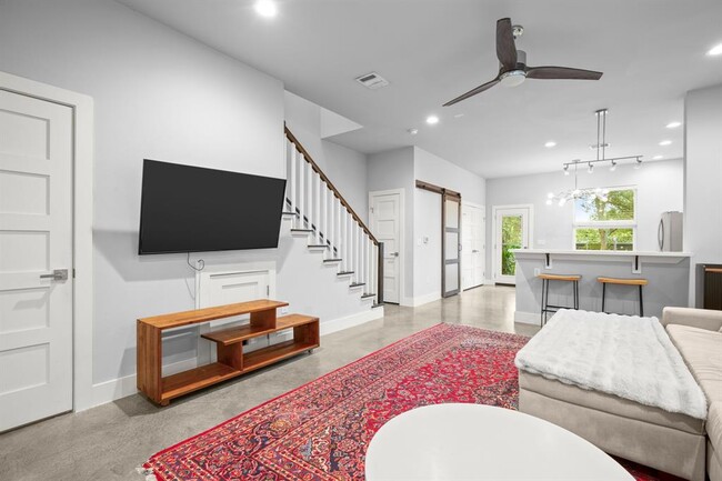 Photo - 1220 Delano St Unit B