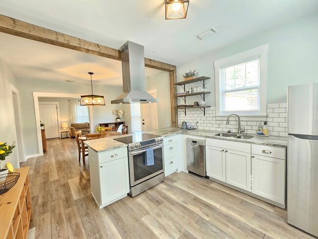 Photo - 405 W 62nd St