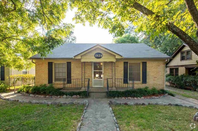 Building Photo - 3 Bedroom in Midtown Tyler! Rental