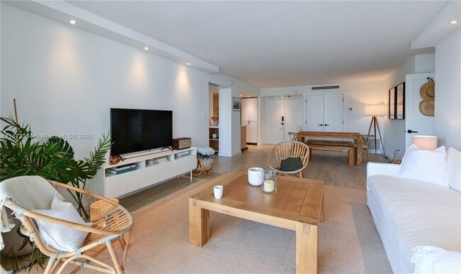 Building Photo - 1420 Brickell Bay Dr Unit 404B Rental