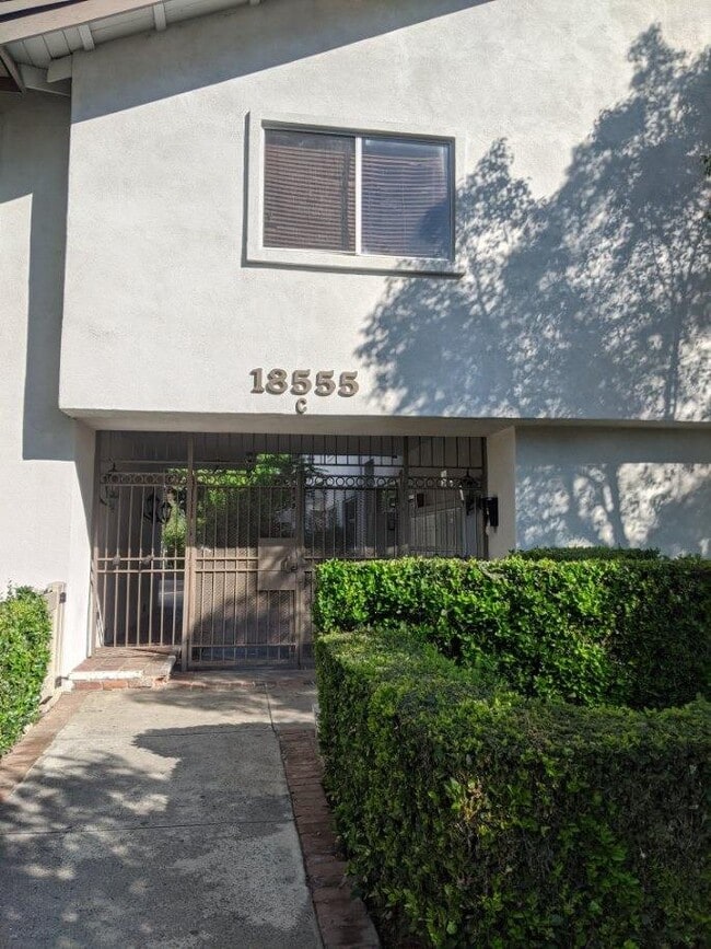 Main Entry - 18555 Collins St Unit C33 Rental
