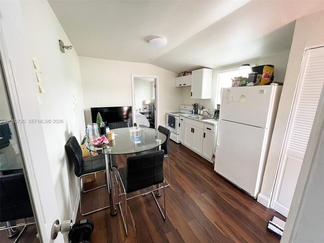 Building Photo - 320 SW 4th Ave Unit B