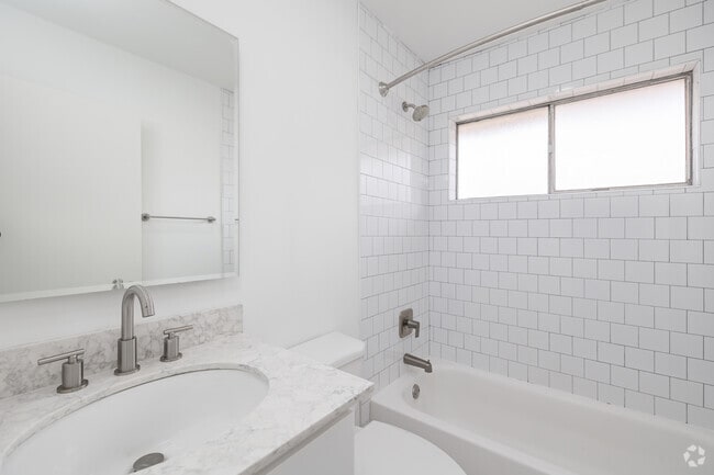 2BR, 1BA - 800SF - Bathroom - The Grant