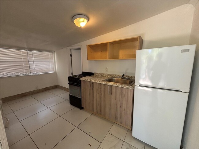 Building Photo - 633 NW 15th Ave Unit 2 Rental