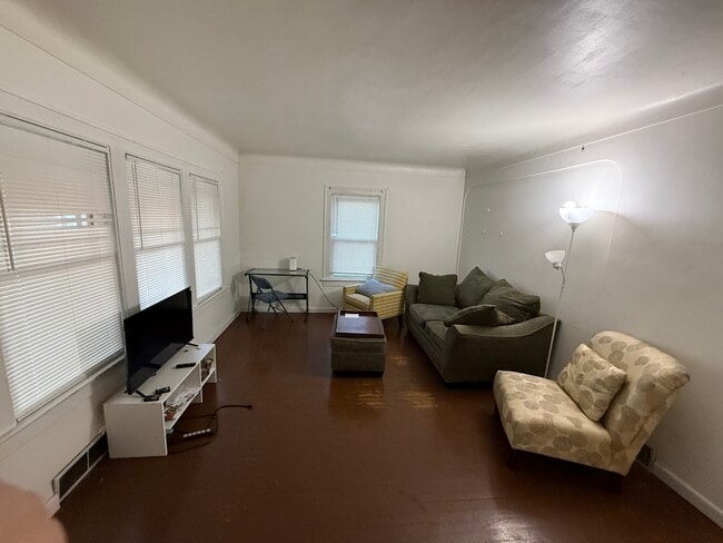 Photo - 701 DuPont St