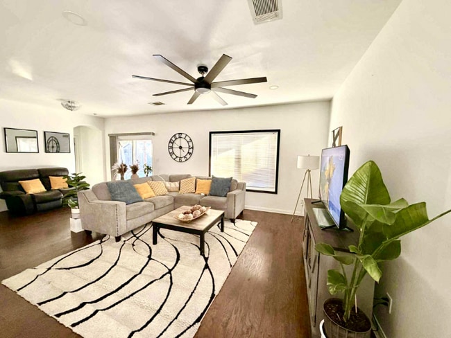 Photo - 2423 Trapper St