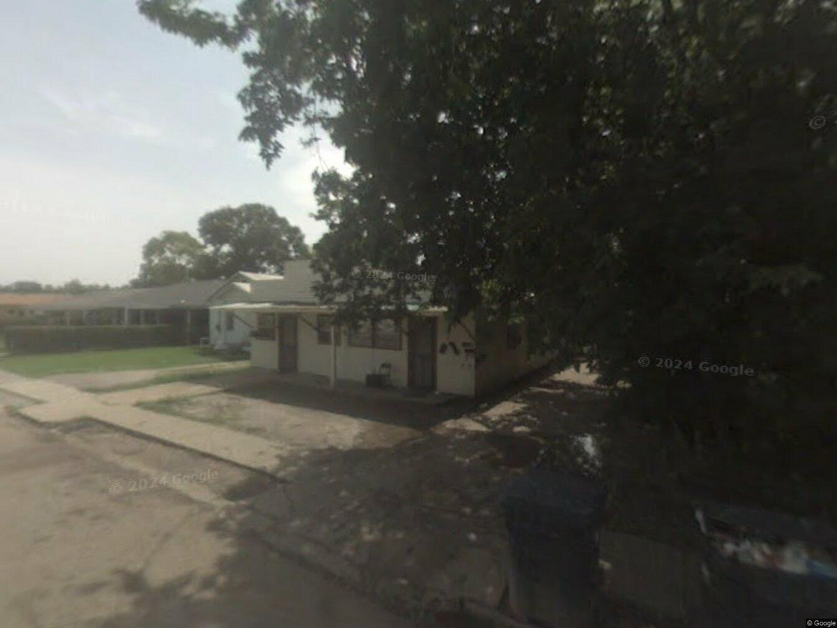 Photo - 921 S Theater St