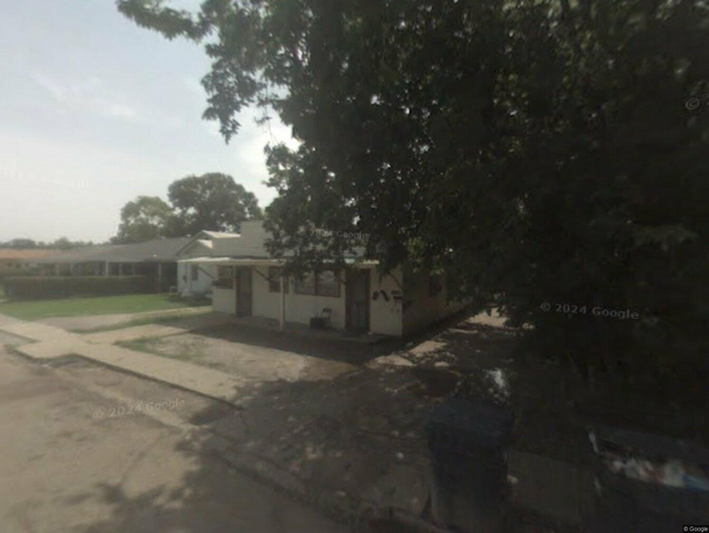 Building Photo - 921 S Theater St