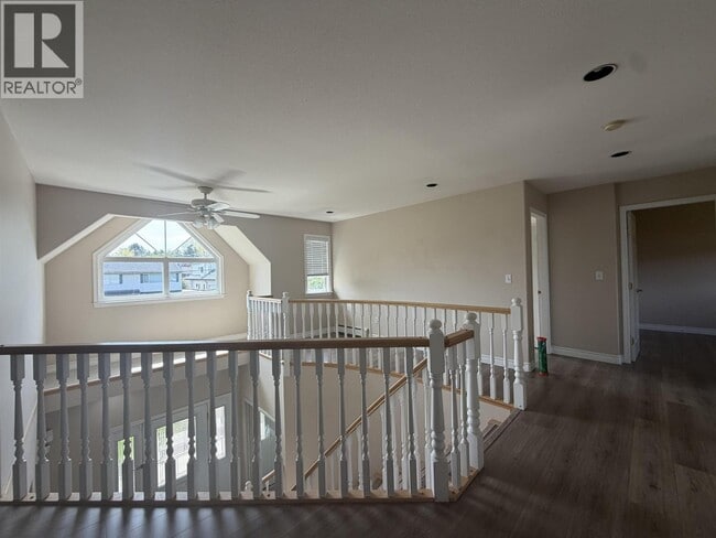 Photo - 9228 Pinewell Crescent