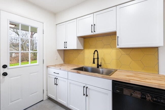 Photo - 1142 Meadowbrook Ave SE