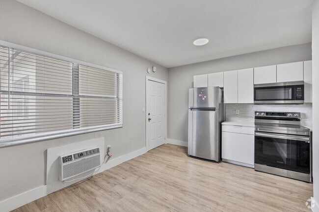 1 habitación, 1 baño - 550 pies cuadrados - Entrada - 1315 NE Miami Court