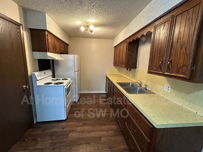 Building Photo - 1955 S Ingram Mill Rd Unit Apt C