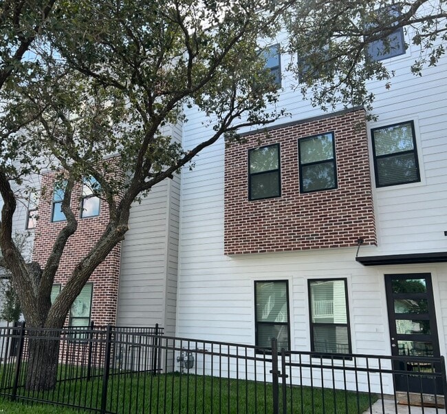 Building Photo - 202 Park Pl