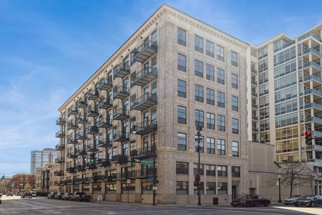 Building Photo - 1801 S Michigan Ave Unit 305