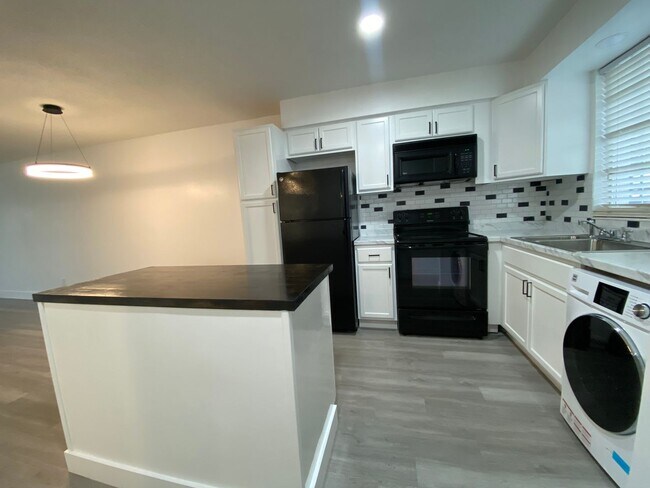 Building Photo - Charming 1-Bedroom Condo in Scenic Winter ... Unit 108