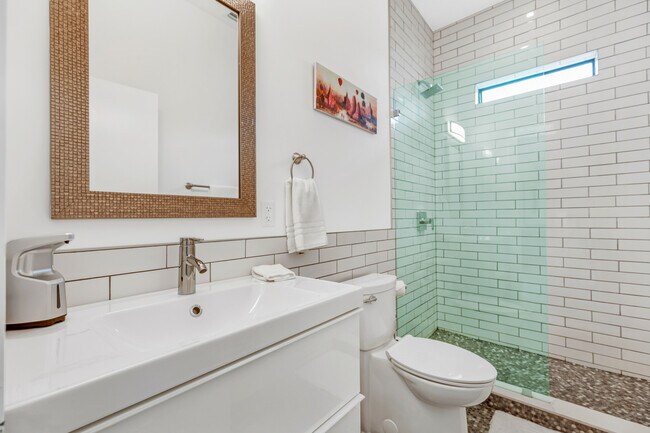 Photo - 530 NE 68th St