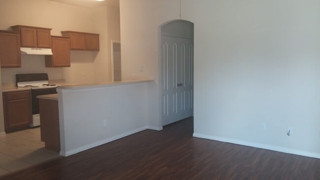 Building Photo - HOME5540-60 Unit 5540