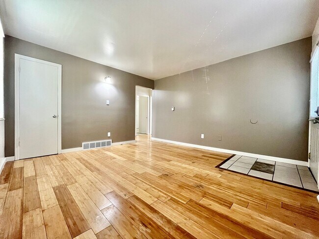 Photo - Kalamazoo AVE SE 5651-5653 Unit 5651