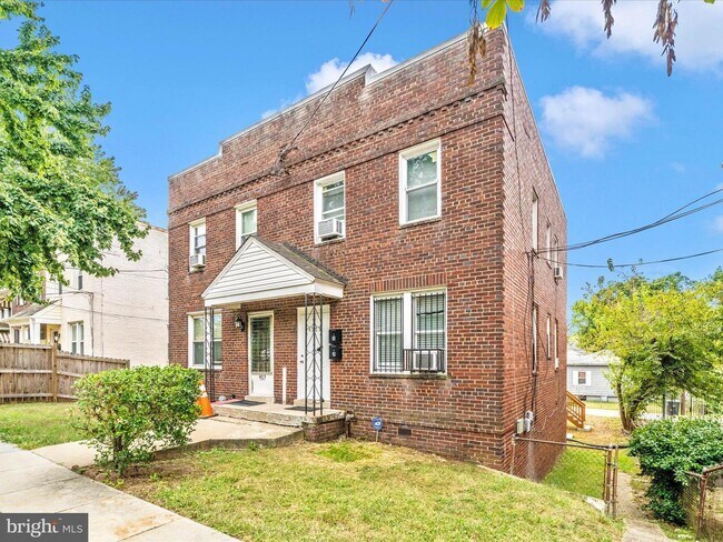 Photo - 4215 Dix St NE