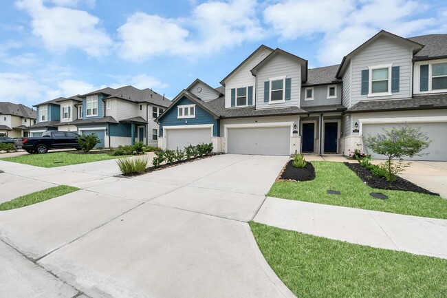 Building Photo - 7321 Hinsdale Dr