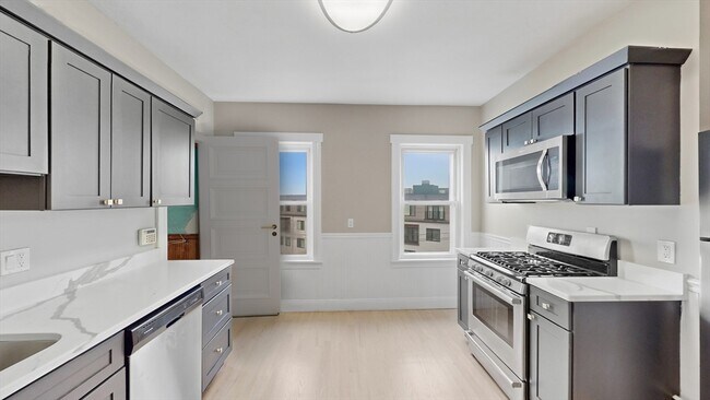 Building Photo - 1 Orient Ave Unit 3C