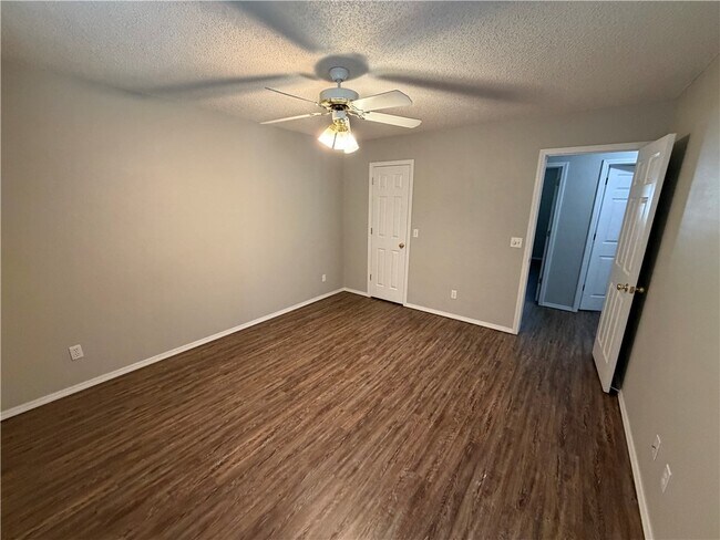 Photo - 1916 Albany Ln