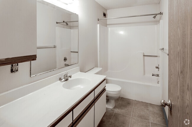 2BR, 1BA - 880SF - Bathroom