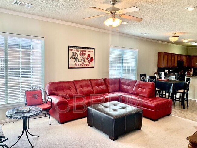 Photo - 2105 Main St