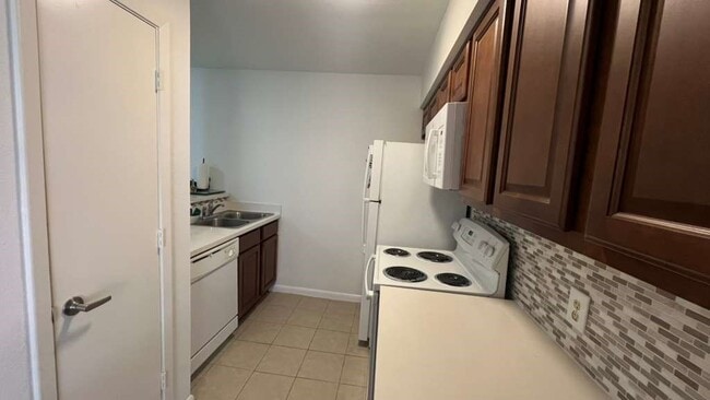 Building Photo - 10555 Turtlewood Ct Unit 201