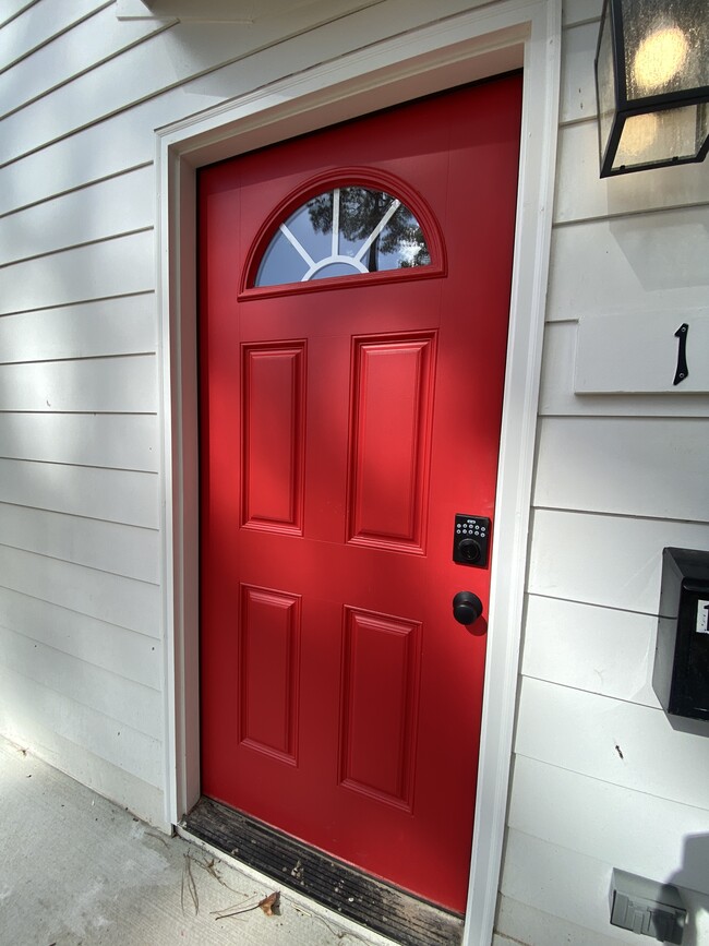 Total renovation. Bright, cheery front door teases the charm of this great one bedroom property. - 1524 Ward Ave NE Casa Unidad 1/2