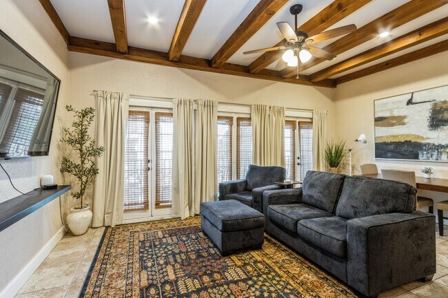 Photo - 1111 W 46th St